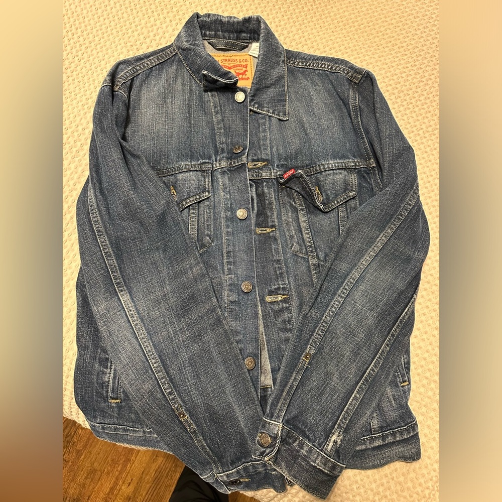 Levi’s denim jacket perfect condition.